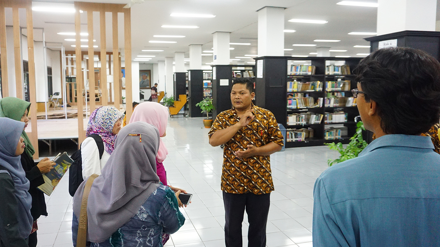 Salah satu staf menjelaskan tentang tata kelola Perpustakaan UMM. PERPUSTAKAAN pusat Universitas